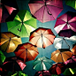 [漂浮雨傘街——Agueda] 葡萄牙的Agueda小鎮，最吸引人的地方莫過於這條“漂浮雨傘街”了。這個小鎮用各種五顏六色的雨傘裝點著街道，讓整個小鎮變得藝術感十足。當陽光通過雨傘照射向小鎮時，不同顏色的傘會為小鎮創造出色彩斑斕的空間，更為小鎮增添美麗。——空靈的悸動