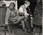 1919年，浙江石岭。一个妇女在给一个女孩缠足。 ​​​​
