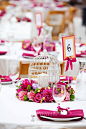 一款精美设计的鸟笼也可以单独作为婚礼装饰品，搁置在迎宾桌或甜品桌上，旁边辅以鲜花、蜡烛、花瓣等，别样的温馨浪漫。