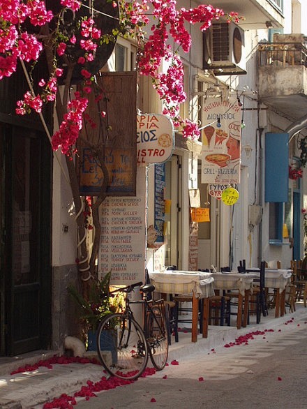 一条普通的静静的希腊街道，很普通，很低调...