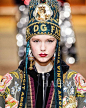 诙谐个性的千禧女孩们！Dolce&Gabbana 2018秋冬女装秀，海报网带你亲临2018秋冬米兰时装周