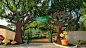 罗里迈耶斯儿童冒险花园
第一次冒险花园的入口，两个树状的构架萌哒哒