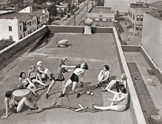1930年代在屋顶举行的女性拳击赛