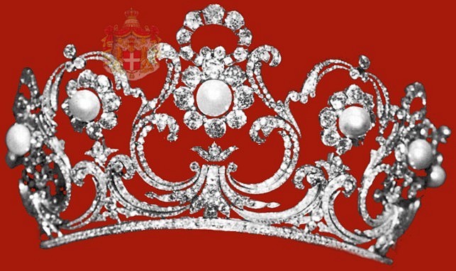 这顶镶有珍珠的王冠是意大利的玛格丽特王后...