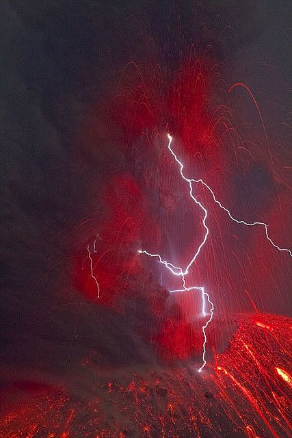 Eruption lightning a...