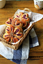 #百家千宴# 幸福烘焙 手工打造像花儿一样的面包：蔓越莓紫薯花朵包