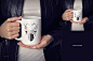 手托咖啡杯展示效果图马克杯子水杯智能贴图PS样机设计VI提案素材