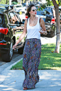 当地时间8月22日，亚历山大·安布罗休 (Alessandra Ambrosio) 在西好莱坞外出访友，AA身穿简洁背心配穿裙舒适清凉。