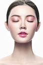 色彩魔力
粉色的珠子给皮肤带来健康光泽，绿色消除肌肤泛红，白色提亮肌肤，金色带来闪光效果，瞬间打造3D 立体上镜小脸。