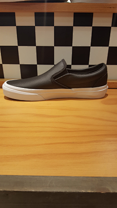 ̶万斯鞋站采集到Vans 万斯 范斯