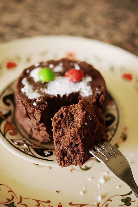 【微波巧克力蛋糕】1.将面粉、淀粉各1匙...