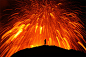 与恶魔共舞  摄影师joi站在正在喷发的埃亚菲亚德拉火山旁，当再次看这张照片时，我很困惑在1000-1200°的熔岩四出飞溅时，他是如此的蛋定。。  作者  作者 skarpi