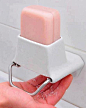 用手压一下会把肥皂削成小碎片，不会浪费也不会滑手