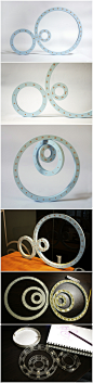 韩国设计师Jeong Yong设计了一款名为“ONE”的三环台历，由三个大小不一的圆环组成，最大的圆环有31个单元，用来代表天，也即每天升起的太阳；中号的圆环有12个单元，代表月，也即月球轨道；最小的圆环有七个单元，用来代表星期。三个圆环通过磁铁吸引在一起，三环相接处即为当前日期。设计师可谓将仿生学延伸到了太空宇宙里。