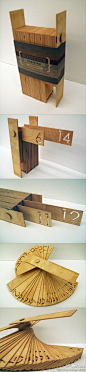 #创意设计#一款永不过时的木制台历，既简单，又环保，而且还可以给办公室增加艺术感。 这款木制台历的外形有点像是一把大号的中国扇子，由12片短木板和31片长木板组成，前者代表月份，后者代表日期，通过不同的一对一组合，这43片木板可以显示一年中的每一天。