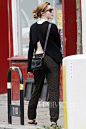 当地时间6月14日，艾玛·沃特森 (Emma Watson) 穿露背上衣与男友Matthew Janney在伦敦外出。