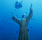地球上35处神秘的魅力之地
意大利圣弗鲁托索的海底基督 
在圣弗鲁托索湾水下17米的地方，矗立着一尊约2.5米高的铜制基督雕像。雕像中的基督神情安详，展开双臂为世人祈祷，是和平的象征。