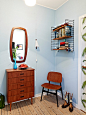建议的置物架，与实木的椅子、柜子、梳妆镜的搭配，很柔和、舒适十足~