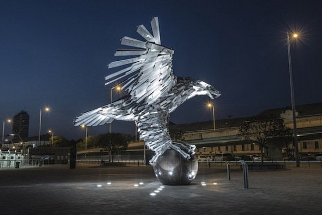 雄鹰展翅-欧洲最大的鸟类纪念碑雕塑亮相匈...