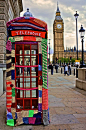 轰动一时的编织杰作：电话亭保暖罩。地点：伦敦骑国会广场