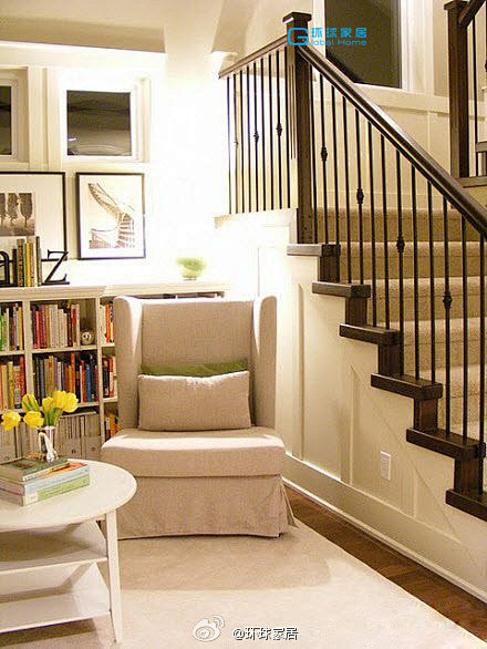 楼梯拐角处的读书空间。很温馨的赶脚