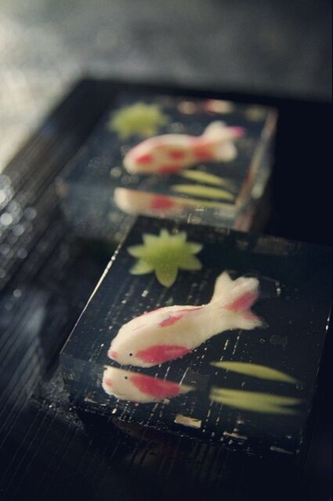 日式点心，藏着一条小鱼的水羊羹。