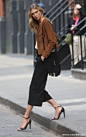 #综合消息# 5月6日Karlie Kloss纽约拍摄,第一套服装高清组图