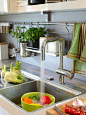 整洁干净的厨房会给人以舒适的享受，同时也便于烹饪的操作。