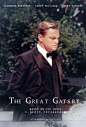 《了不起的盖兹比-THE GREST GATSBY》
1922年的春天，作家尼克(托比•马奎尔 Tobey Maguire 饰)满怀希望离开家乡，随淘金热潮来到纽约这个新兴的城市，虽然这里爵士乐流行，股票飞涨，但是贫富两极分化，人们沉沦在纸醉金迷中。尼克为了追寻美国梦，放弃写作而进入证券市场，并搬入纽约附近的海湾居住，成为了神秘富豪盖茨比（莱昂纳多•迪卡普里奥 Leonardo DiCaprio 饰）的邻居。而海湾的对岸住着尼克的表妹黛西（凯瑞•穆里根 Carey Mulligan 饰）和她的贵族丈夫汤姆