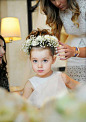不要忘了为你的小花童佩戴一个花环来自：婚礼时光——关注婚礼的一切，分享最美好的时光。 #花童花环# #满天星#