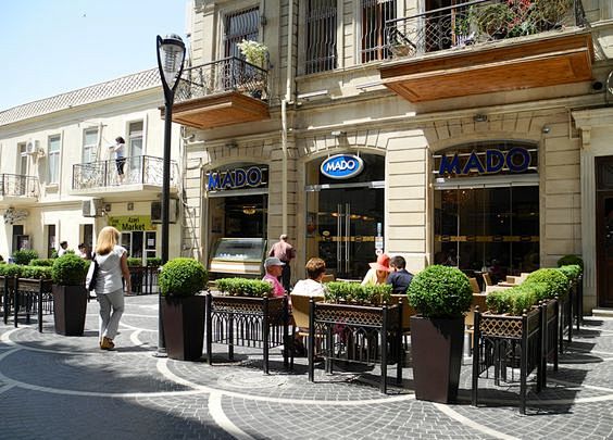 В Баку уличные кафе ...