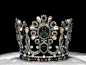 【伊朗 皇后加冕冠】法拉赫是伊朗史上首位加冕皇后，皇冠由王后亲自设计，梵克雅宝制造。镶有38颗绿宝石 105珍珠 34红宝石 2尖晶石 1469颗钻石。中心翡翠有91.3克拉，王冠总重1481克。1983年伊朗组建新政府将其拍卖筹措资金。