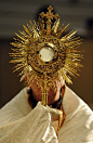 【The Monstrance】在很多照片中能教皇及宗教人员手里举着的东西叫圣体光，里边放的白色的物体就是圣体。常见的有哥特式和罗马式两种，本条微博里的全是罗马式的。