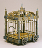 清代宠物笼，1736-1795年。精心制作的宠物笼子，是乾隆皇帝在位时宫廷豪华生活的缩影，笼体装饰有复杂景泰蓝，费城艺术博物馆
