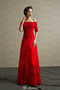 惊艳的中国红新娘礼服，中式旗袍的元素，性感与端庄的双重展示，散发着优雅的古典风味。