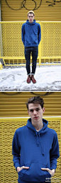 #优衣库·街拍#来自纽约22岁的学生Marc Sebastian Faiella。宝蓝色套头帽衫搭配深色百搭直筒牛仔裤。最为简单的时尚搭配。红色系带短靴以及黄色毛线帽的加身给整体增添了更多时尚元素。更多街拍请查看UNIQLOOKS：http://t.cn/h5KvqZ