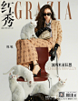 【红秀GRAZIA 新刊封面大片，一头蓬松卷发，穿着Gucci服饰上阵的“喵总”， 简单置景里有趣玩乐的拍片状态~ ​​​​】杂志封面排版 。60000张优质采集：优秀排版参考 / 摄影美图 / 视觉大片提升审美。@Javen金