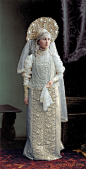 【最后的舞会】1903年2月，沙皇尼古拉二世在圣彼得堡的冬宫举办了为期两天的豪华舞会，纪念诺曼诺夫家族统治俄罗斯帝国290周年。俄罗斯帝国上至沙皇和皇后，下至大大小小的王公贵族，穿着带有精美刺绣、点缀了各种宝石的服装参加了舞会。