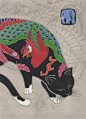 日本艺术家及纹身师Kazuaki Horitomo，将互联网上最受欢迎的动物——猫和纹身结合在了一起，创作出了一系列有趣的绘画，并为此创立了一个独立的品牌Monmon Cats。

        Monmon是来自日本纹身中的术语，目前他们的系列产品包括画册、印刷品、抱枕、T恤等。Kazuaki Horitomo从事纹身已超过20年，现长居美国加州，精通一种名为Tebori的日本传统纹身技艺，他的作品也常表现一只猫咪在给另一只纹身的场景。

        画面的复古绘画风格，让人恍惚以为这幅画来自几百