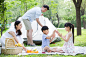 年轻双亲,公园,野餐,露营,快乐_b3fdb3b15_快乐的年轻家庭在草地上野餐_创意图片_Getty Images China