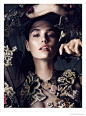 LOFFICIEL土耳其-2014年11月的封面故事-令人惊叹的Manon Leloup身穿大量刺绣和装饰外观的华伦天奴礼服，登录杂志封面---酷图编号1112476