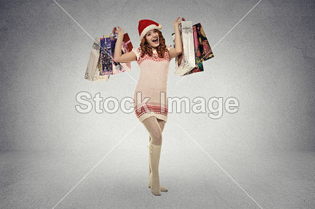 在红色的圣诞老人帽子圣诞礼品、 购物袋与...