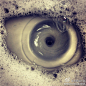 #求是爱摄影#诡异的漩涡之眼，这个令人毛骨悚然的眼睛竟然是来自厨房洗碗池的排水眼，这是红迪网一个用户Liammm从旋转的水中无意发现的。