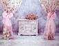 粉色浪漫的帘幕和柜子