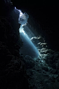 阳光潜入水下，进入所罗门群岛珊瑚礁的缝隙中。照片素材