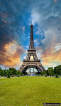  埃菲尔铁塔,巴黎建筑背景,欧洲著名建筑 城市地标建筑,彩霞,绿色草地草坪,欧洲历史建筑 #字体# #网页# #排版# #色彩# #素材# #包装#