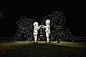 　乌克兰Alexander Milov为2015年的火人节（Burning Man）创造了一个超大型的人物组合雕塑。夜幕降临时，巨大的铁丝框架雕塑中的儿童便会发出光芒。雕塑的外形是两个成年人背靠背而坐，内部是两个孩子用手触摸金属丝。　
　　该雕塑名为“爱”，描绘了成人内在与外在的冲突，铁笼制成的人物互相疏离，但他们的内心却彼此吸引，渴望靠近。人们看见的可以发光的伸出双手的孩子，就是主角内心的象征。夜晚时孩子发出的光辉是纯洁与真诚的象征，在这个冷漠的时代，为人们彼此的交流、接近提供一个机会。
