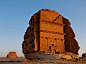 7.11记忆之地：玛甸沙勒古坟
历史比伊斯兰教还久远的纳巴泰人（Nabataeans）在玛甸沙勒（Madain Salih）凿刻出宏伟的坟墓。玛甸沙勒于 2008 年被联合国教科文组织列为世界遗产指定地，是沙乌地阿拉伯第一个获得此头衔的景点。