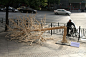 上海街头公益艺术---三万双拦腰折断的筷子树/我们从上海各餐饮店回收近3万双使用过的免洗筷，将它们清洗、加工，拼贴成一棵5米高的筷子树，再将其拦腰折断展现在最繁华的街头。用折断的筷子树这个装置形象，直接的告诉民众，使用免洗筷背后的代价是大量树木被砍伐。