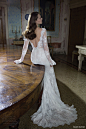  Alon Livne White2015婚纱礼服系列，全世界知名的顶级奢华婚纱品牌之一。他很喜欢手工缝制珠片与绸缎等布料的拼接，营造出一种梦幻、浪漫与时尚的感觉。 